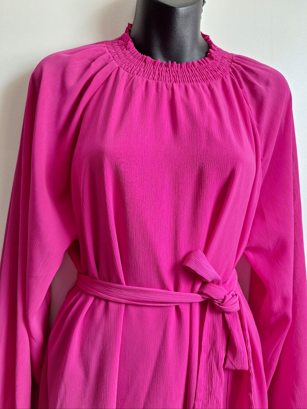 Vici Intense fuchsia midi dress, crafted from pleated fabric - Picture 2 of 9